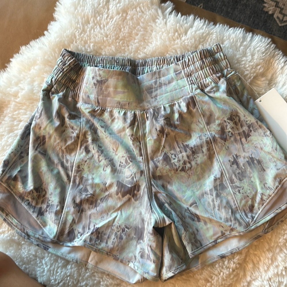 Lululemon Hotty Hot HR Short 4”, Multicolor, Size 6, NWT